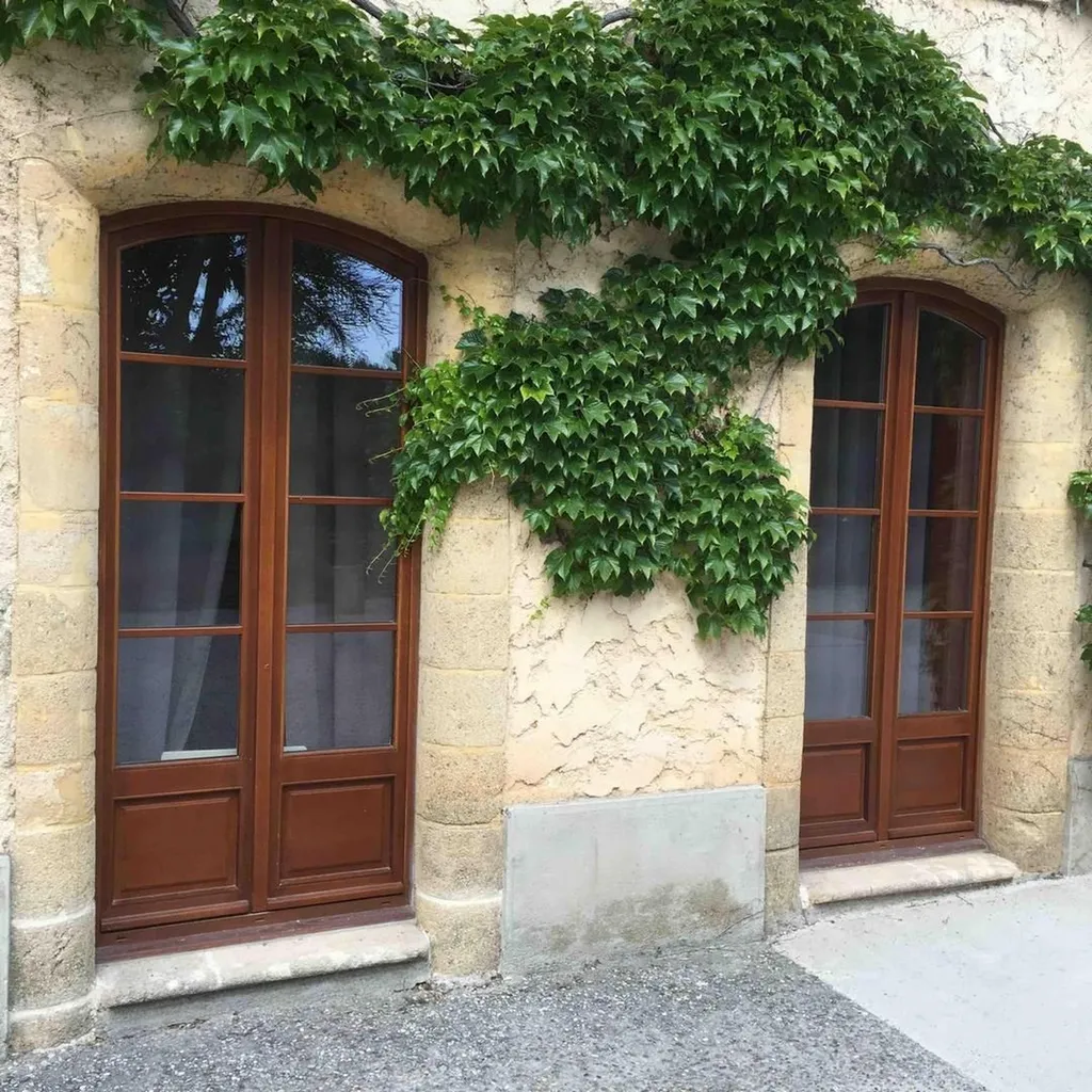 Installer des portes-fenêtres en bois en chêne sur mesure pour sublimer et isoler votre habitation à Marseille