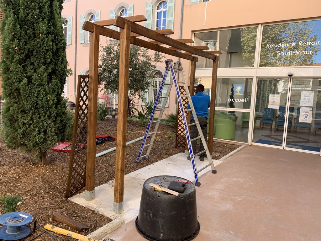Installation d’une pergola ombrière en bois végétalisée de jasmin avec bancs intégrés à La Seyne-sur-Mer