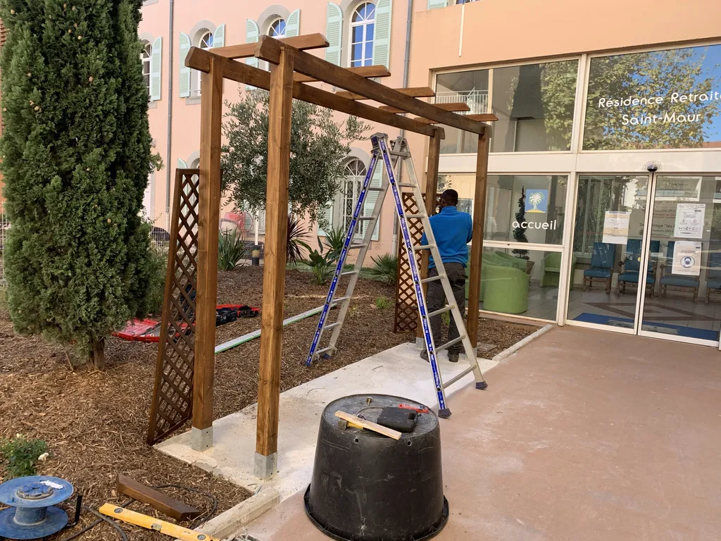 Installation d’une pergola ombrière en bois végétalisée de jasmin avec bancs intégrés à La Seyne-sur-Mer