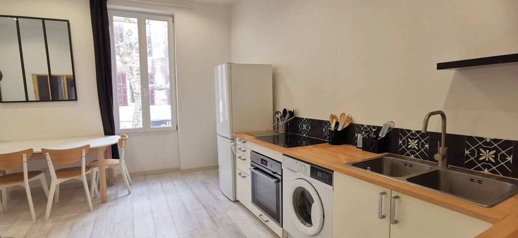 A  vendre immeuble Aubagne centre ville  composé d'un local et 4 appartements