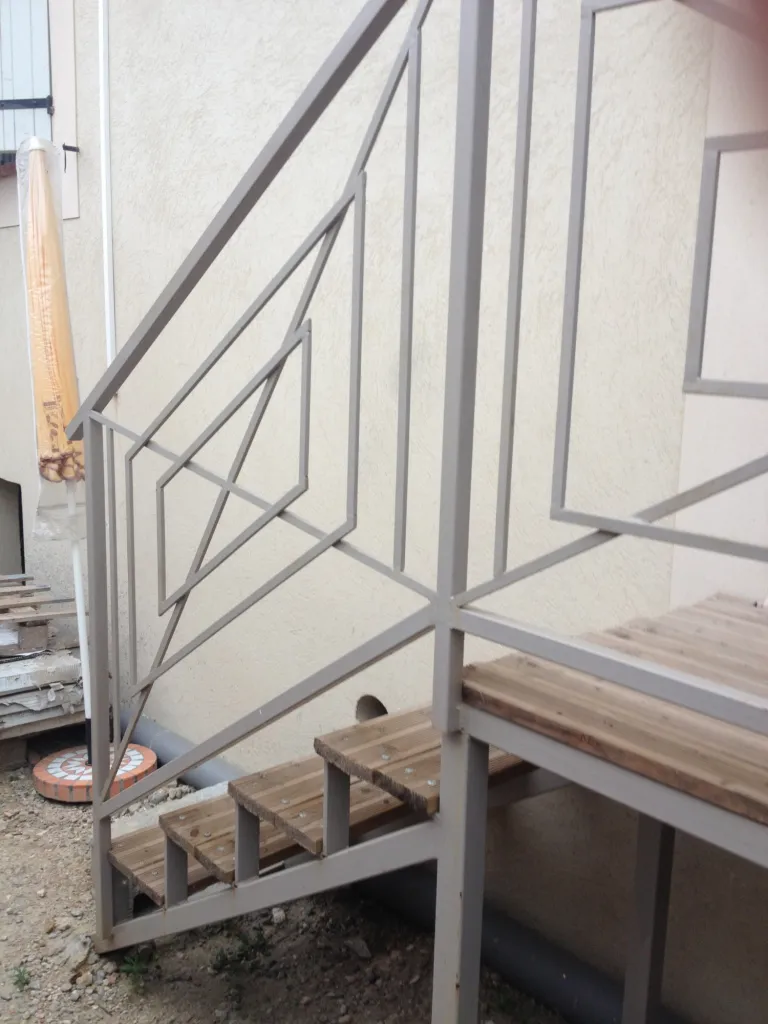 FABRICATION DANS NOS ATELIERS DE FERRONNERIE A MARTIGUES DE GARDE CORPS EN FER FORGE POUR UN ESCALIER EXTERIEUR A LAVERA