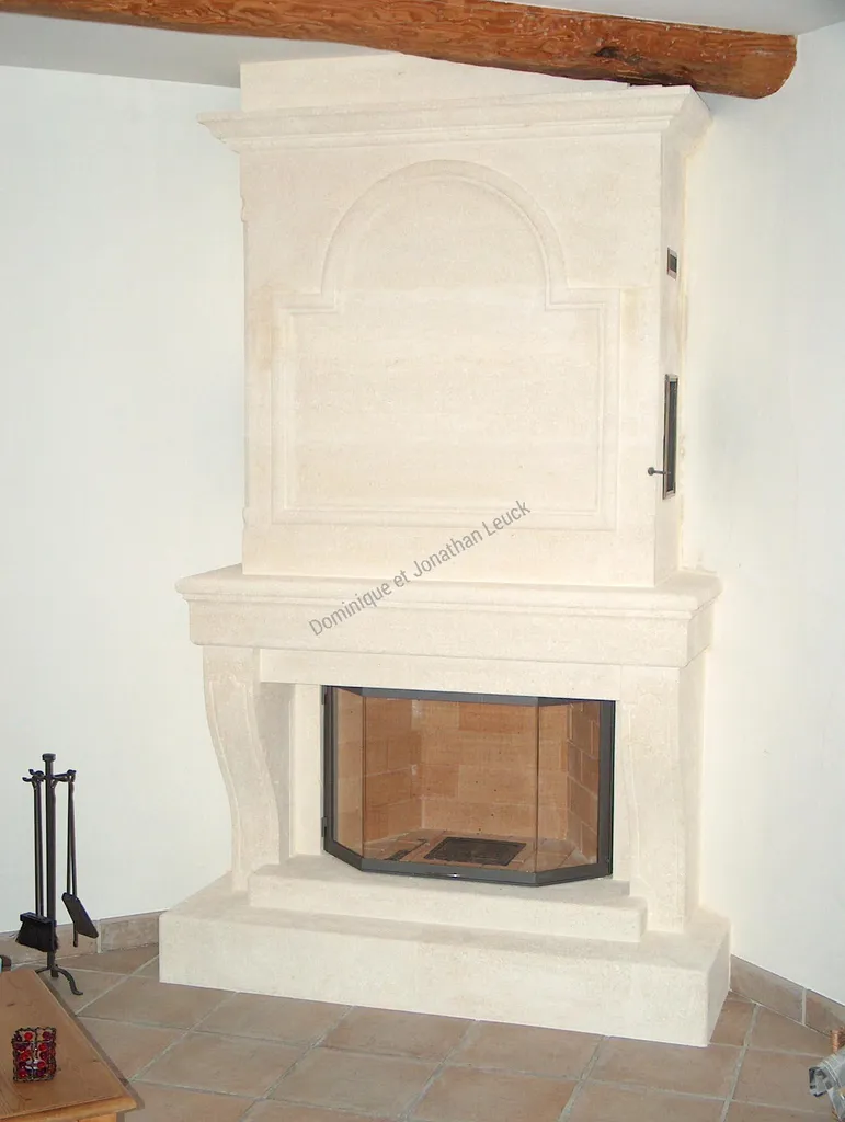 Cheminée et hotte en pierre d'Estaillades avec foyer TOTEM
