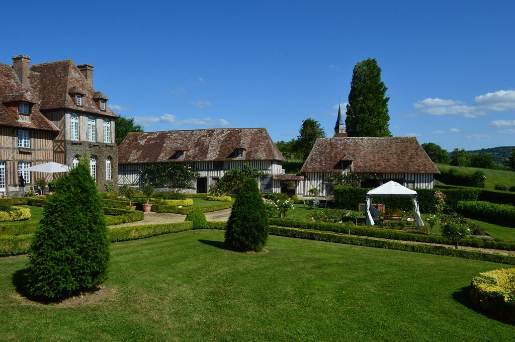 L'agence Terrres et Demeures de Normandie Lisieux, propose à la vente cet gentilhommière proche de deauville