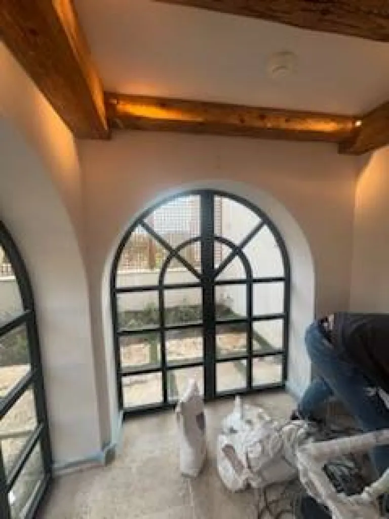 Application de l'ENDUIT MINERAL ECRASE à SAINT TROPEZ