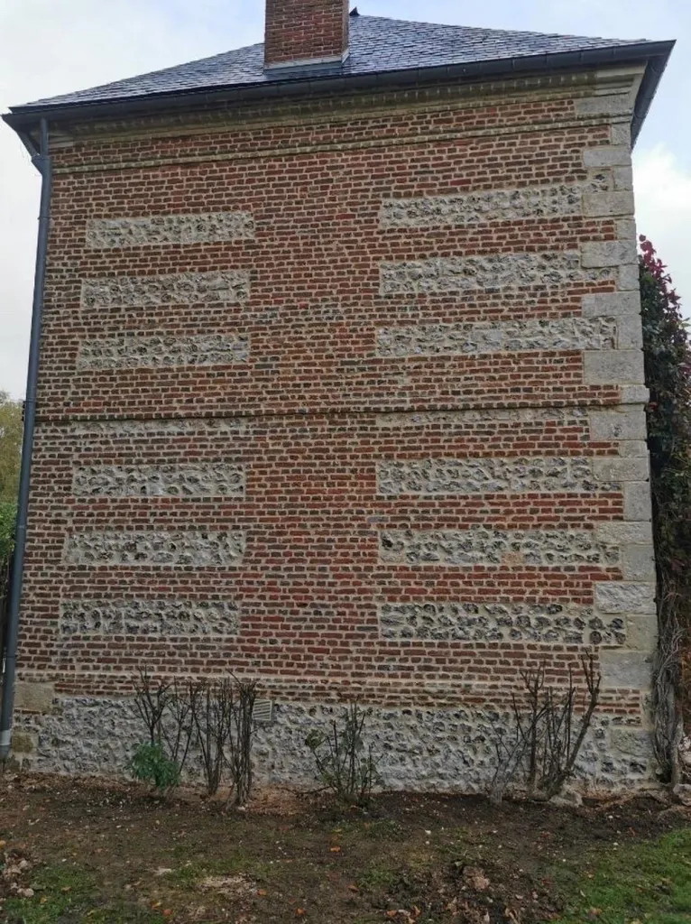rejointoiement de façade brique et silex sur maison ancienne artisan proche Le Havre 76
