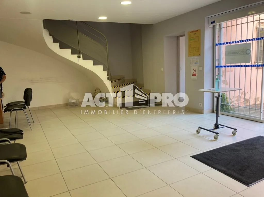 Local d'activité à louer de 340 m² avec bureaux et ateliers à Perpignan.