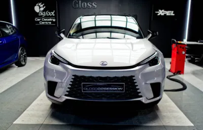 Cette Lexus LBX est protégée sur son bloc avant avec un film de protection PPF XPEL posé par Gloss Obsession pour affronter les agressions du quotidien.