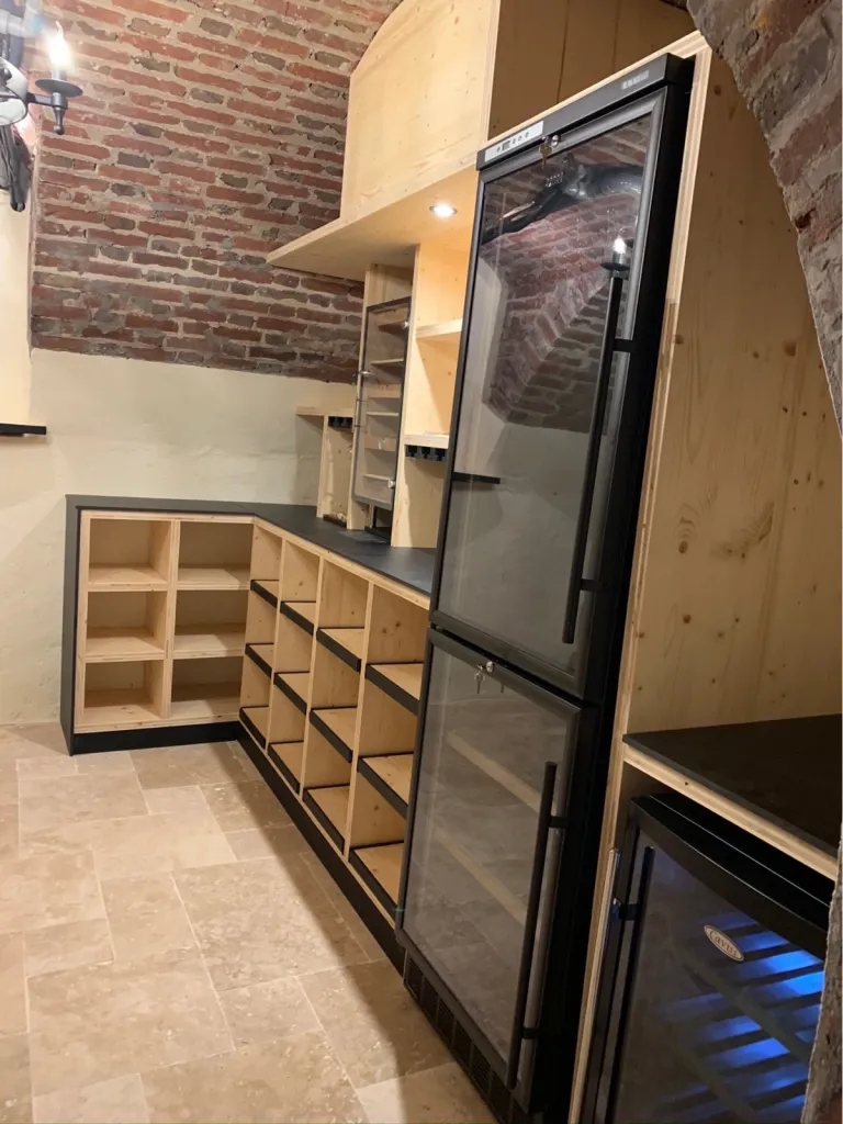 Fabrication et conception d'une cave à vin en bois sur-mesure à Bordeaux