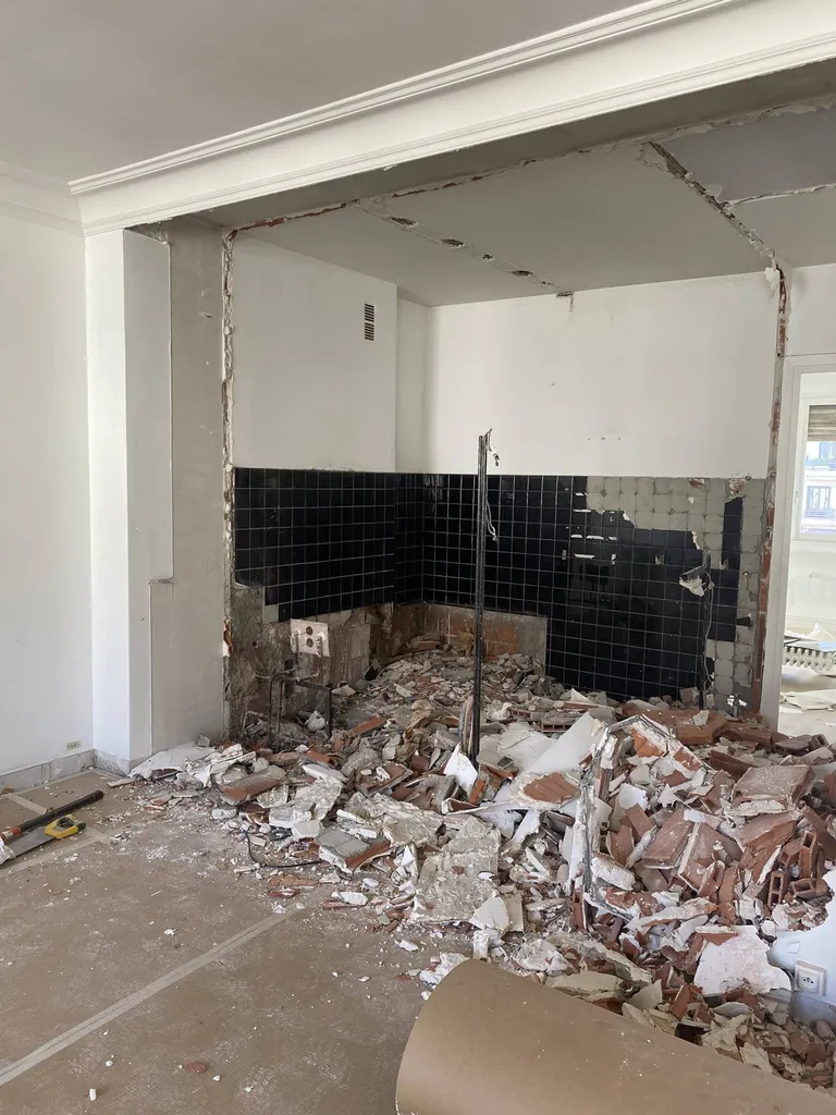 Etape de la démolition lors d'une rénovation d'intérieur 