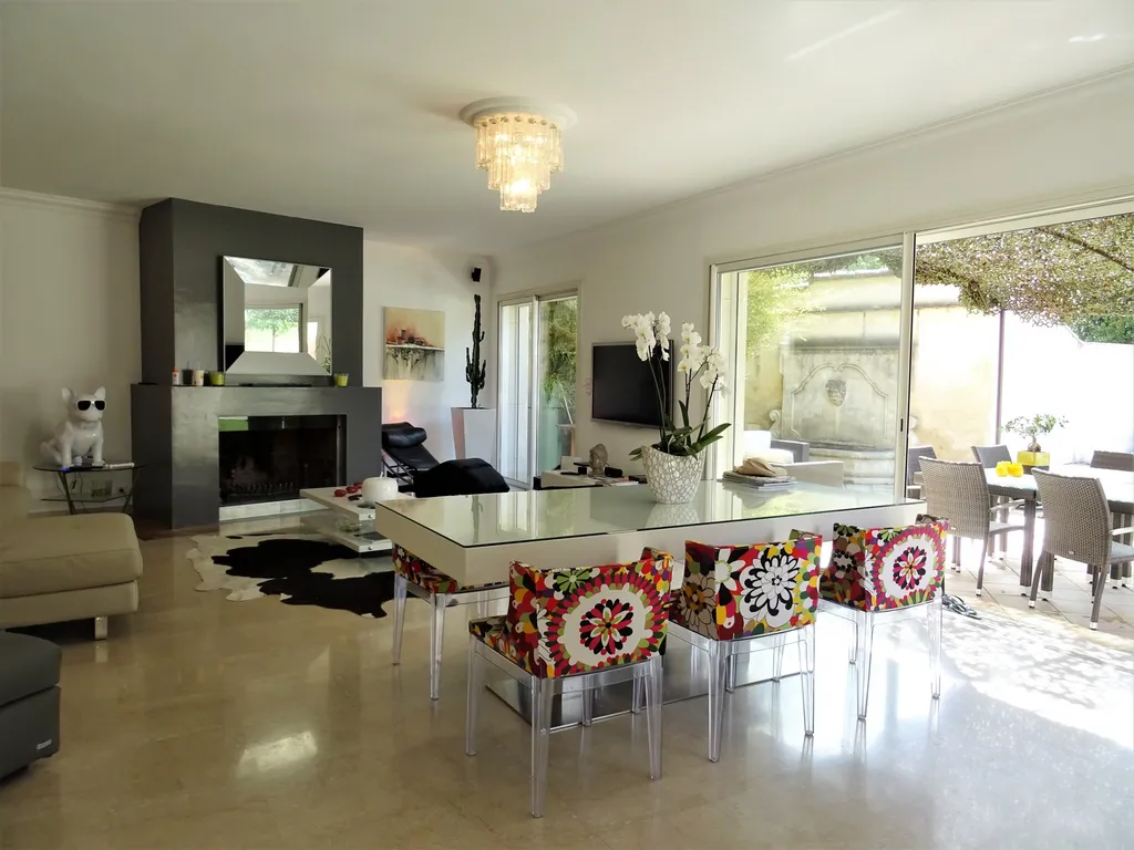 Avignon, bastide de charme avec dépendances et piscine avec jardin    