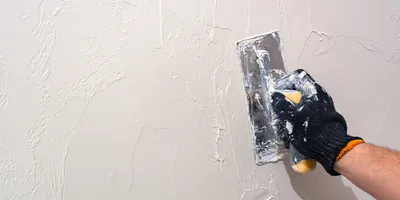 Travaux de crépissage de façade pour maison ancienne respectant architecture et améliorant protection extérieure durable