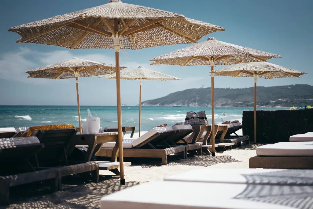 Service d'un bar à cocktails sur la plage de SAint-tropez