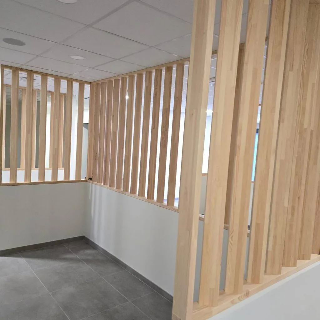 Pose de claustras intérieurs en bois à VANS en Ardèche