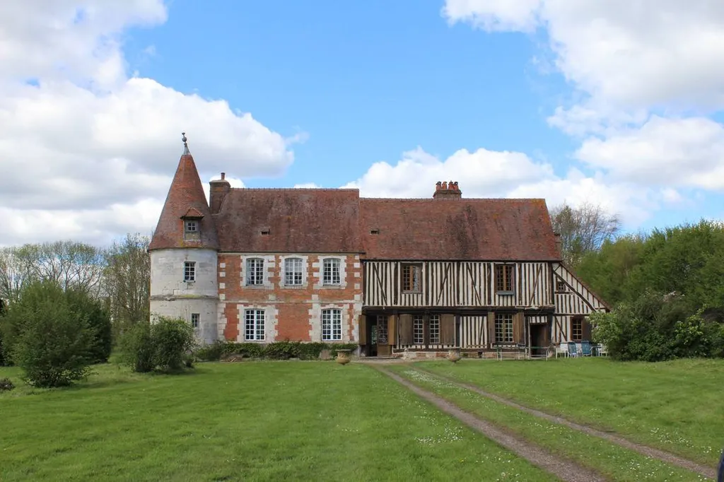 En vente, à 10 minutes des commodités, Demeure en briques et colombages du XVème siècle édifié sur un terrain de 1Ha 60a, dans l'Eure 27.