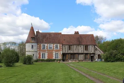 En vente, à 10 minutes des commodités, Demeure en briques et colombages du XVème siècle édifié sur un terrain de 1Ha 60a, dans l'Eure 27.