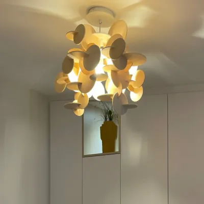 Éclairage design au plafond de la chambre, harmonisant confort visuel et style contemporain, par l’Atelier D, architecte d'intérieur à Bordeaux