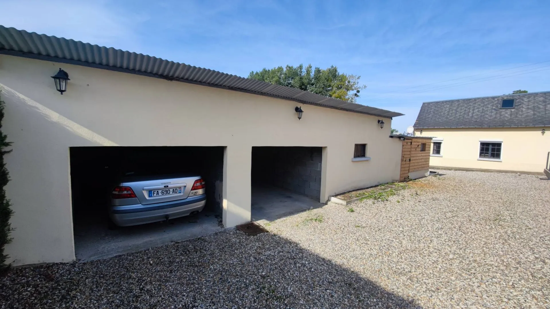 Longère de 135 m² habitables, bâtie sur un terrain de 2688 m² paysagé et clos.