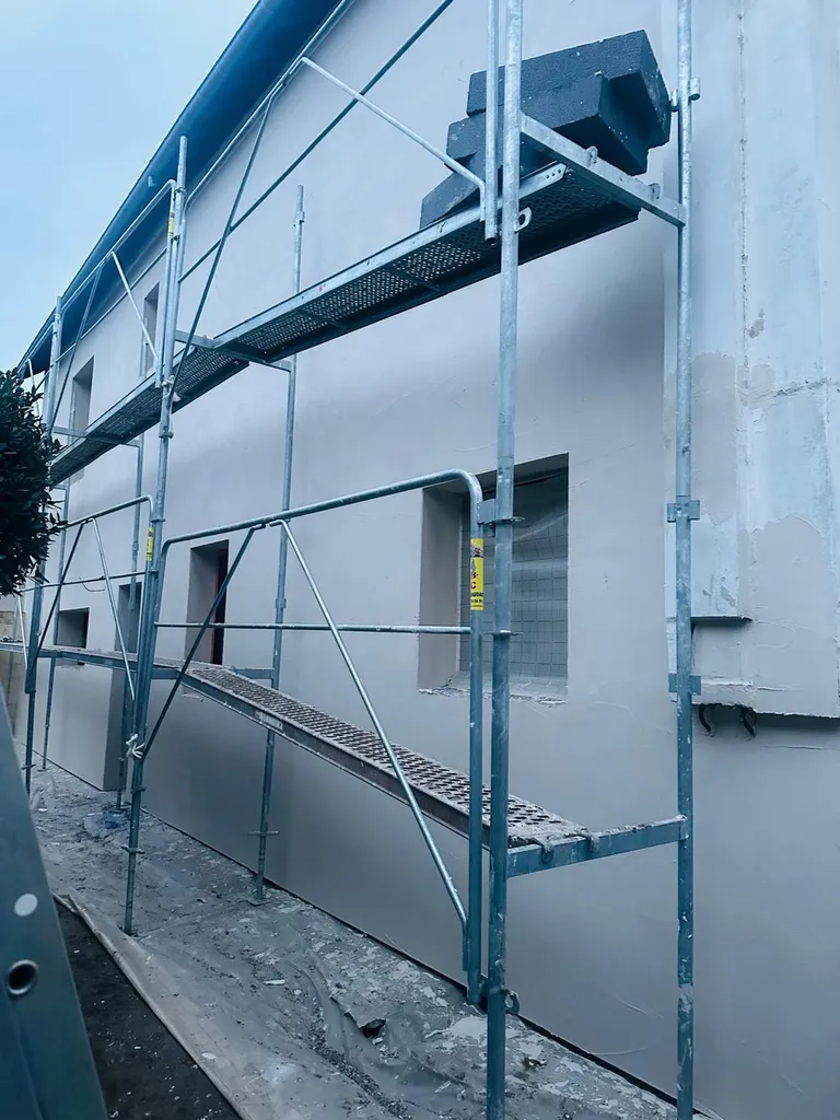 Mise en œuvre des sous‑enduits avant la finition sur une ITE à Merville‑Franceville, dans le Calvados