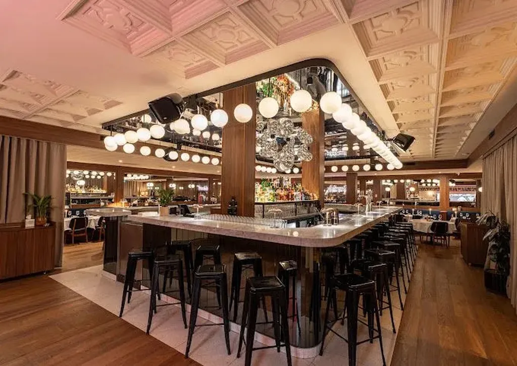 Créer un aménagement intérieur en bois sur mesure pour bar haut de gamme et espace convivial à Marseille et Bouches-du-Rhône