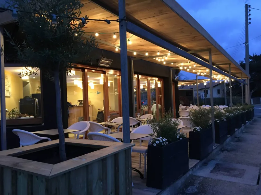 hotel restaurant le pavillon bleu au Cap Ferret sur le Bassin d'arcachon à deux pas de l'ocean