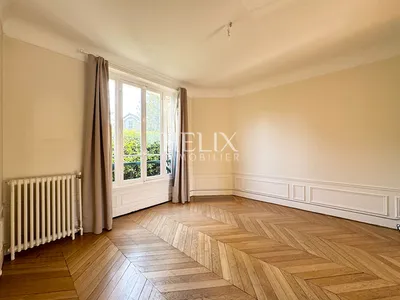 Charmante propriété bourgeoise sur trois niveaux  donnant sur un agréable jardin arboré clos de murs de pierre naturelle d'environ 350 M².