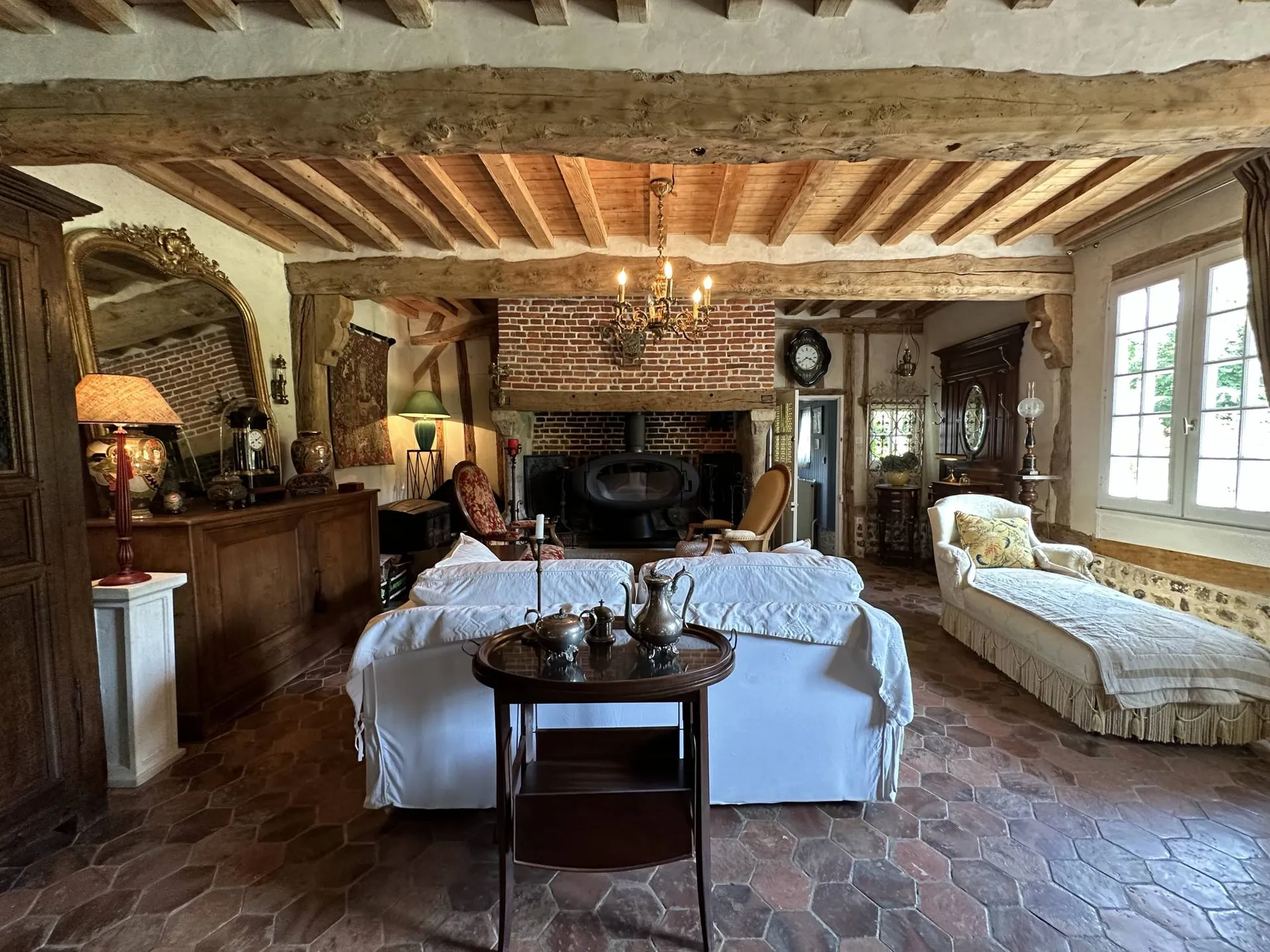 Vends magnifique propriété nichée dans un environnement verdoyant.