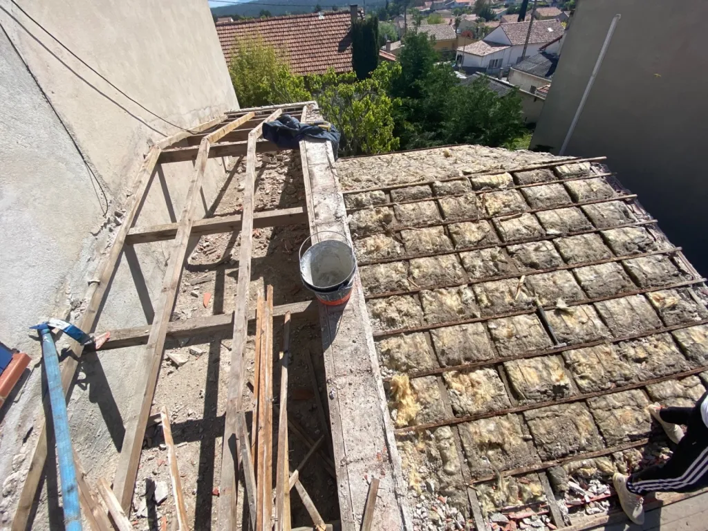 Changement d’une toiture tuiles plates de Marseille sur Gréasque près de Aix en Provence