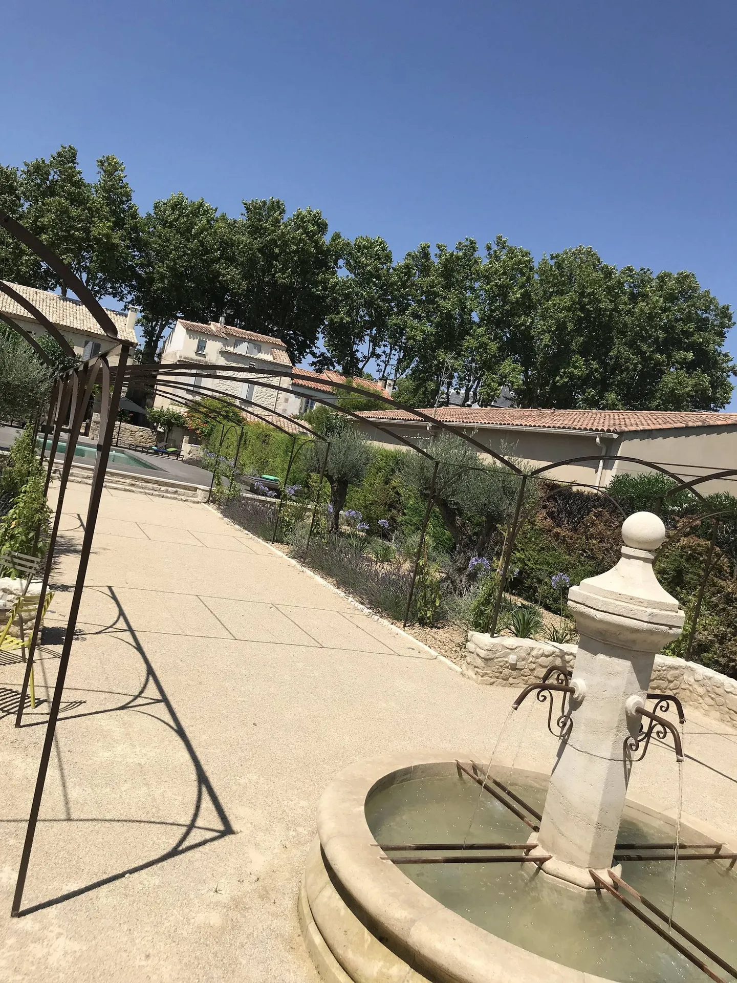 Création de fontaine en pierre par les professionnels de Carré Vert à Maussane-les-Alpilles 13520, pour un aménagement paysager authentique et raffiné