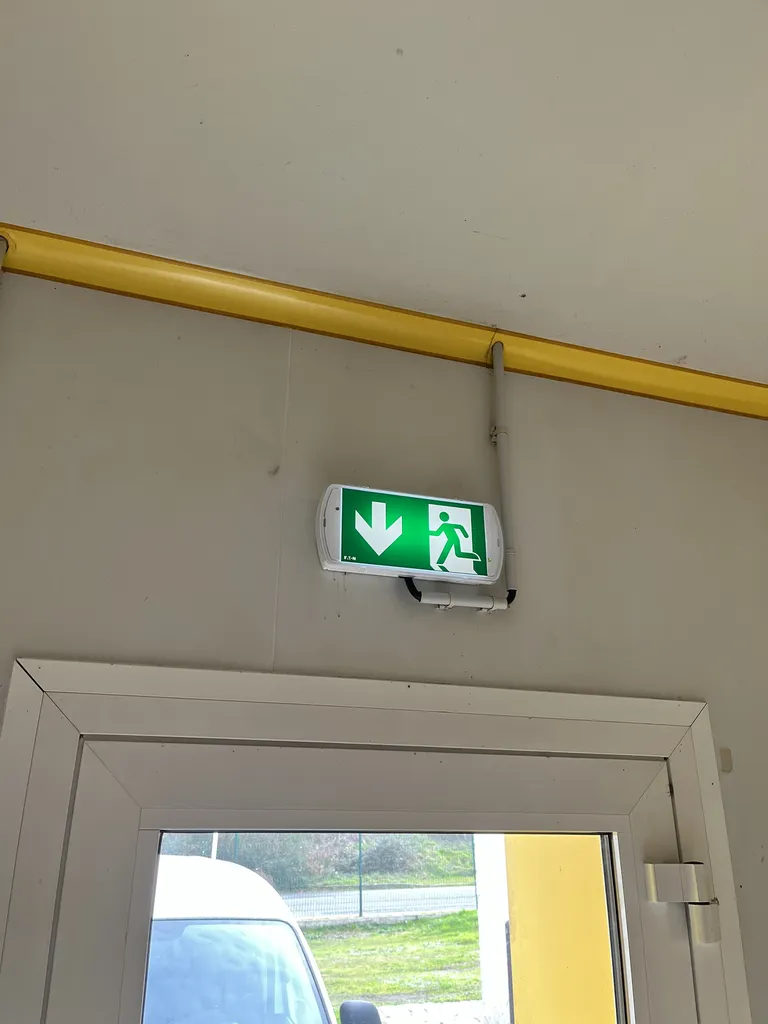 Maintenance électrique avec remplacement de prises étanches, détecteur extérieur et bloc autonome d'éclairage de sécurité dans un atelier de transformation alimentaire à La Roche-sur-Yon
