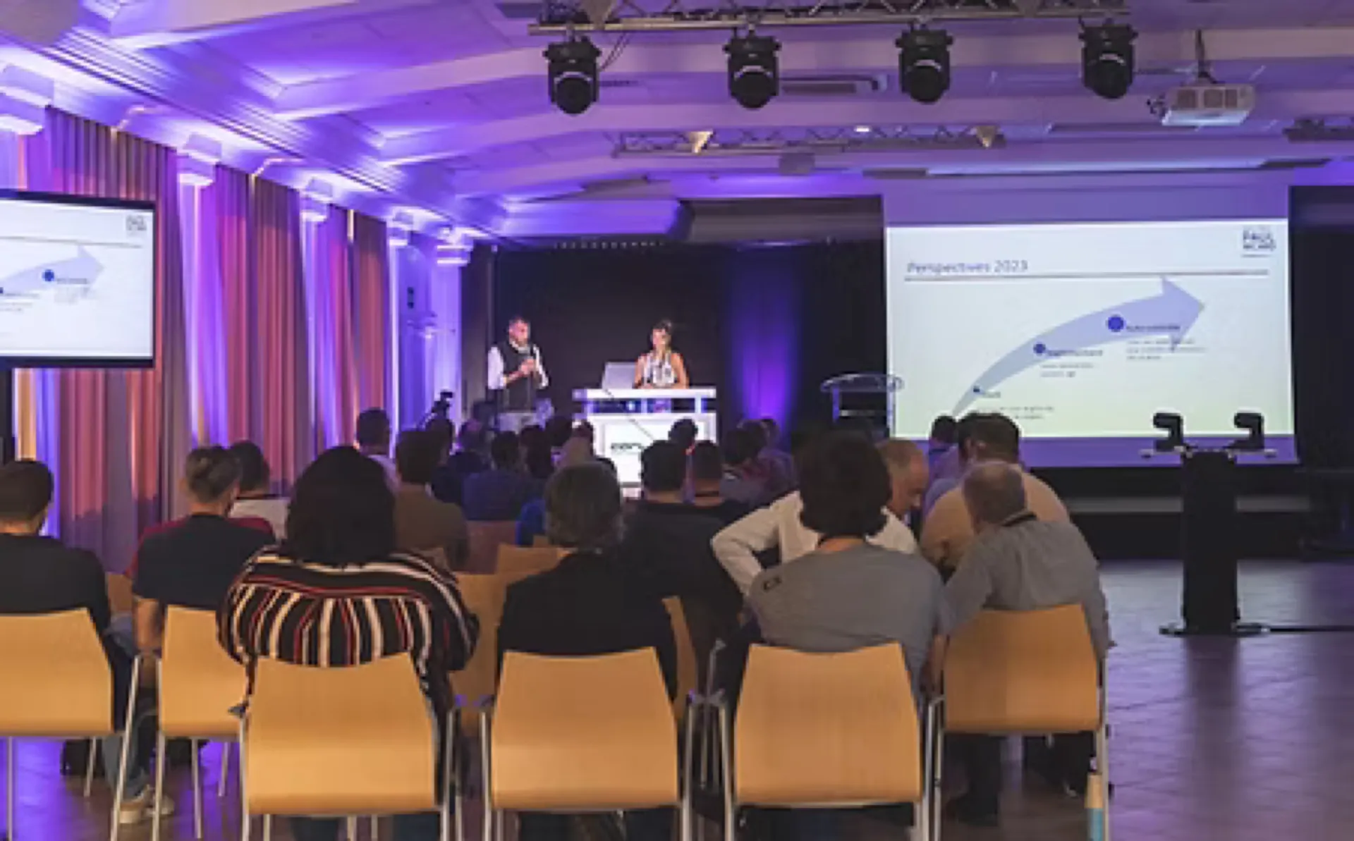 DESK BLANC AVEC ECRAN 43' 107CM DESK 1