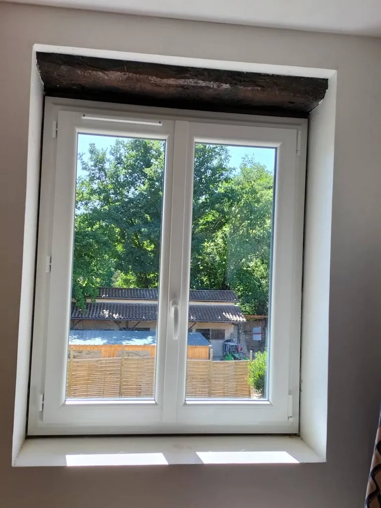 Pose de menuiseries dans une maison à Francheville 69340, proche de Tassin-la-Demi-Lune