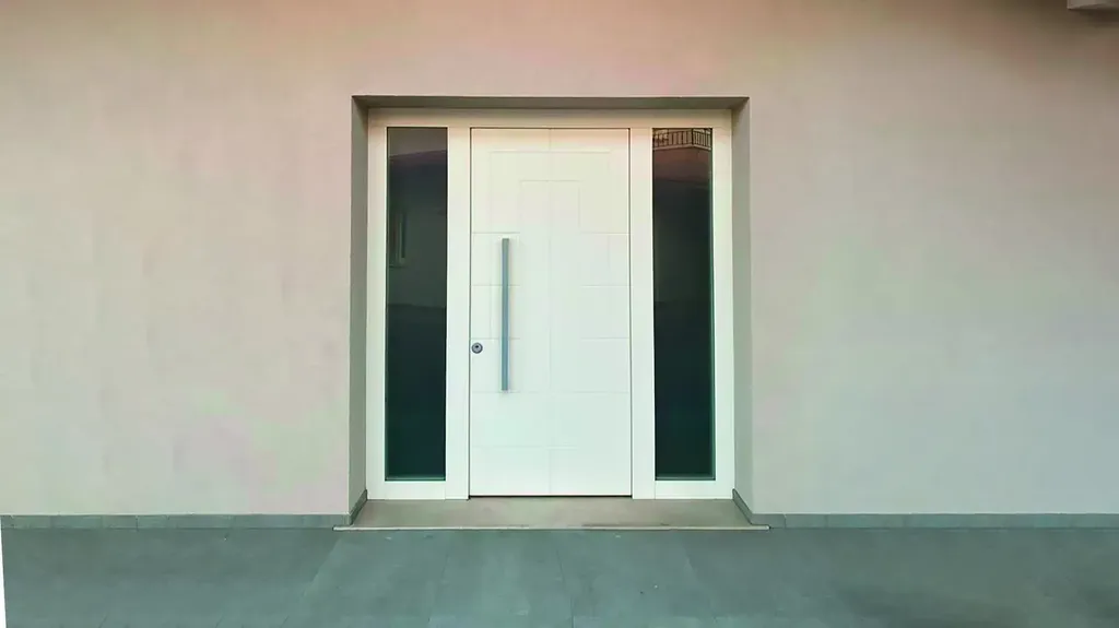 Fourniture et pose d'une porte d'entrée blindée Silvelox Sikura à Ajaccio et en Corse-du-Sud : classe 4 anti-effraction, rapport qualité-prix optimal pour maisons et villas en construction neuve ou rénovation