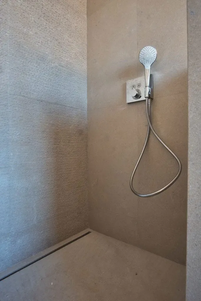 Pierre naturelle pour salle de bain : receveurs de douche, vasques et baignoires sur mesure