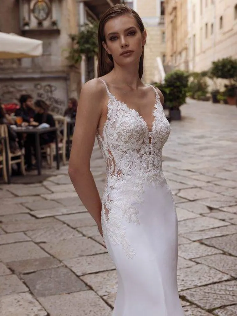 Robe de mariée fluide avec dentelle transparente longue traine robe de haute couture de la marque le Papillon proche de Marignane