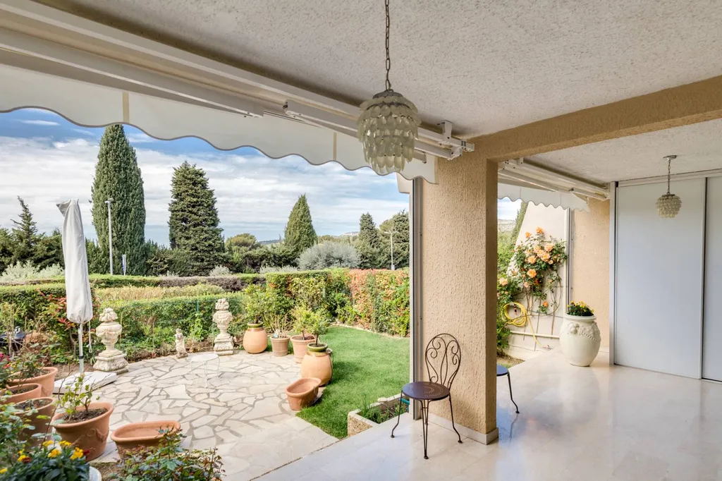 Cassis - T3 avec terrasse, jardin privatif et parking dans résidence de standing   