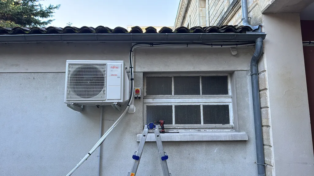 Installation d'une unité intérieure de climatisation réversible pour espace professionnel à Bordeaux (33000)