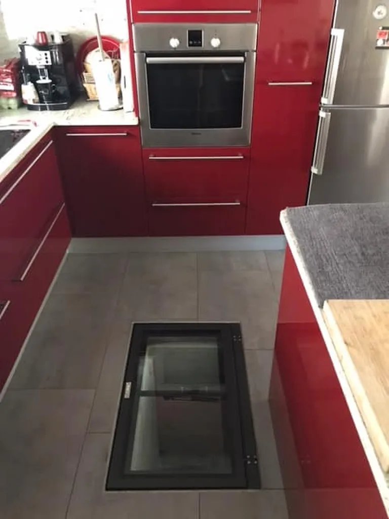 Trappe vitrée au sol sur mesure, discrète et design pour un intérieur contemporain à Paris en Île-de-France