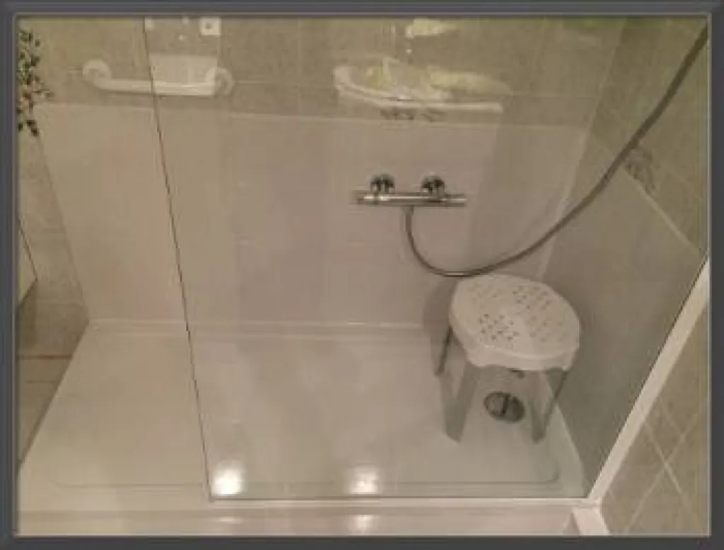 Remplacement baignoire par douche senior sécurisée