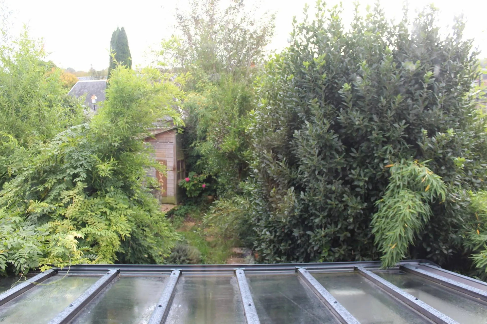 Ecrin de verdure pour cette habitation proche des commodités