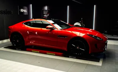 Contraste marqué entre la teinte d’origine et le rouge final