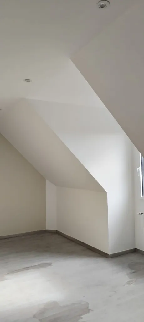 Peinture intérieure d' une maison finition veloutée avec murs de couleur et décoration de triangle symétrique entre Lillebonne  et Port Jérôme 