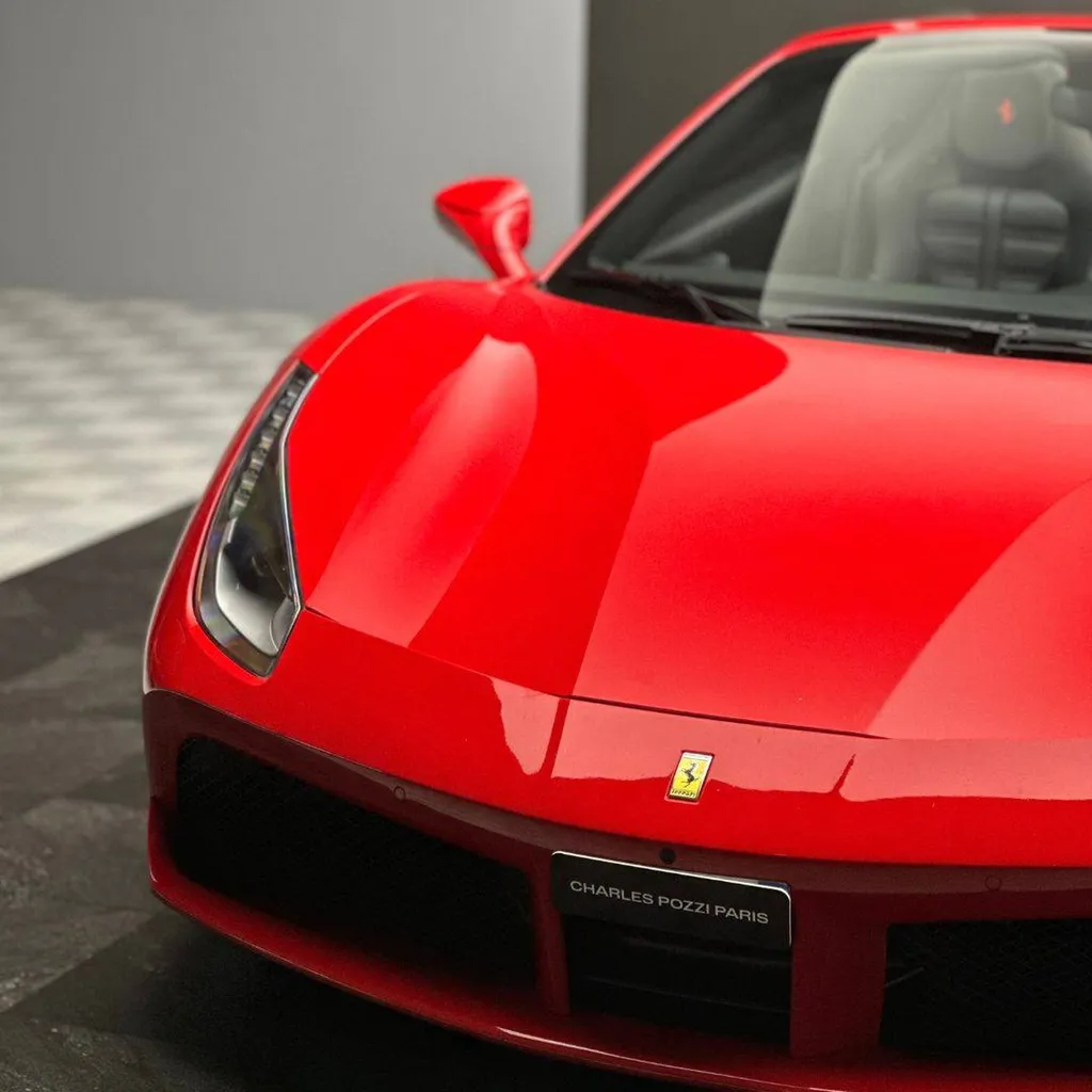 Réparation et repigmentation du cuir sur une Ferrari 488 Spider à Le Mans (72)