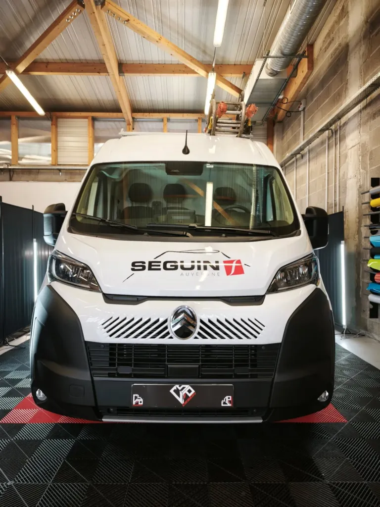 Floquage personnalisé pour véhicule Seguin Duteriez à Clermont-Ferrand avec marquage professionnel et visibilité optimale