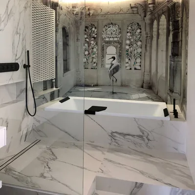 douche à l'italienne et baignoire encastrée blanche