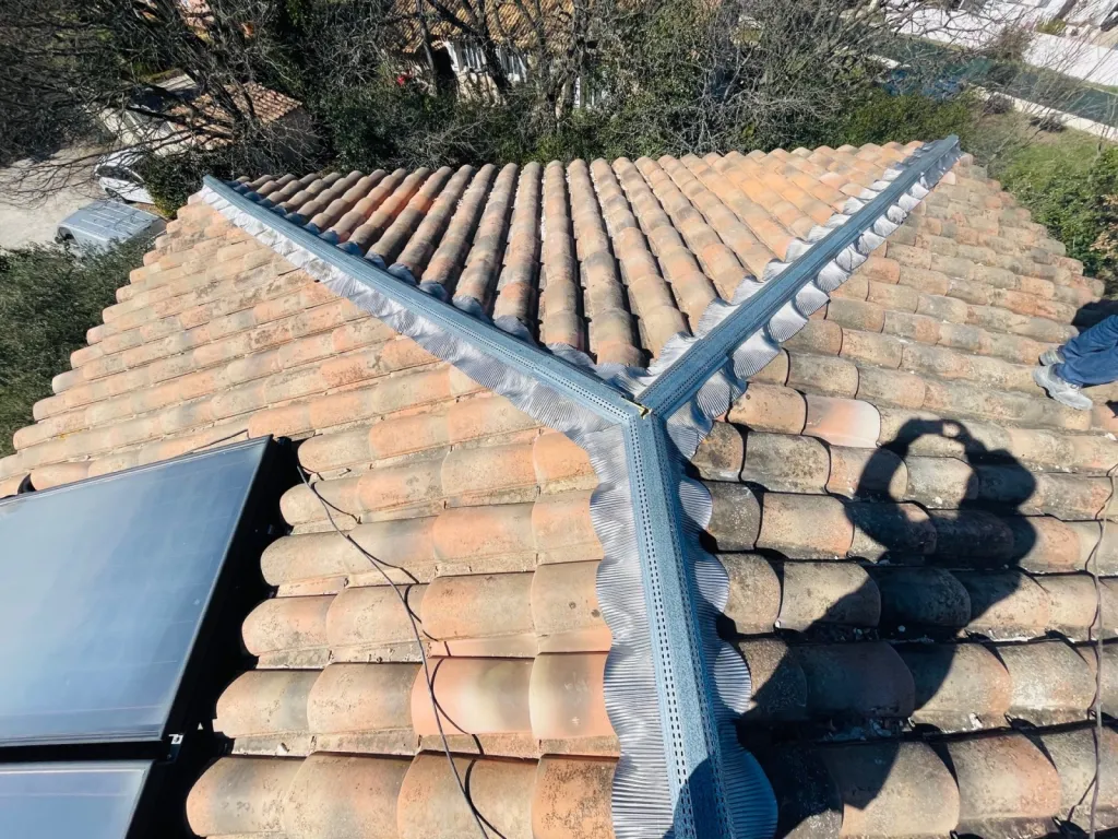 Rénovation d’une toiture de maison sur Faîtage et nettoyage de tuiles sur Fuveau 13710 près de Aix en Provence.