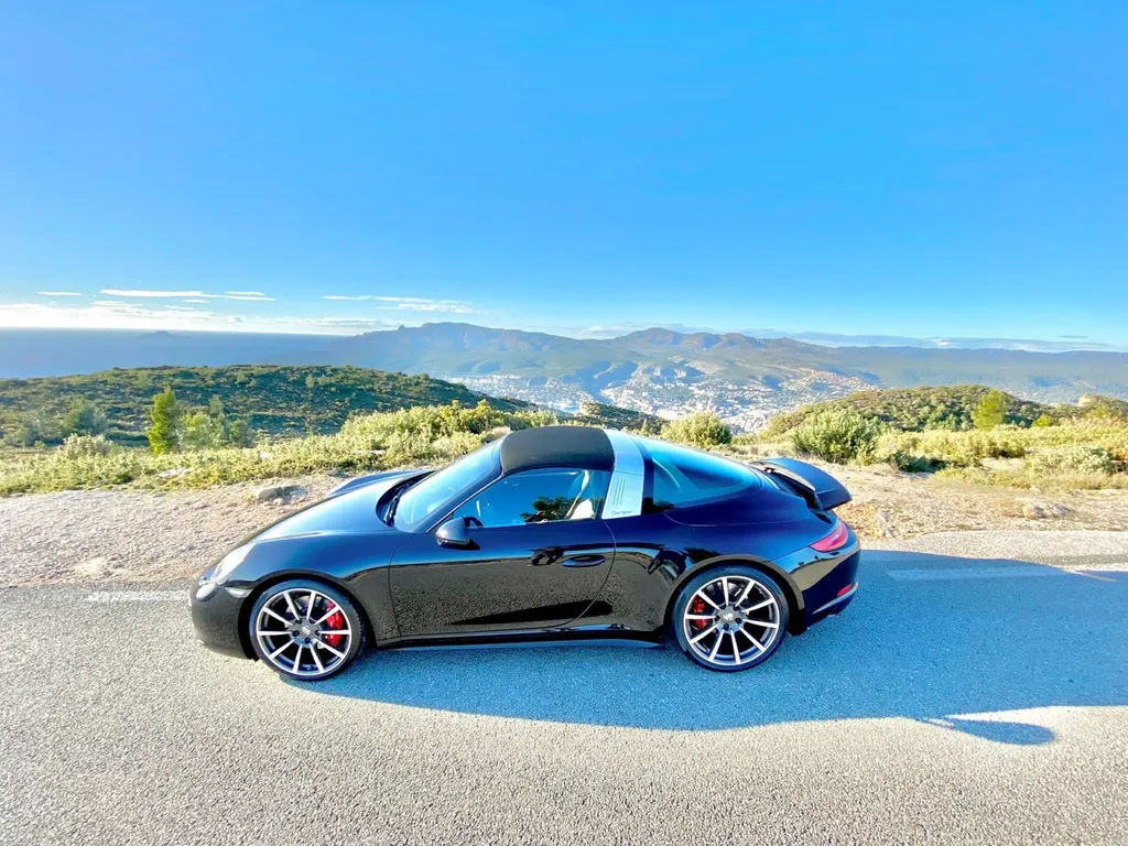 Travaux de peinture sur Porsche 991 Targa réalisés dans notre atelier de carrosserie à Carnoux pour une finition constructeur garantie