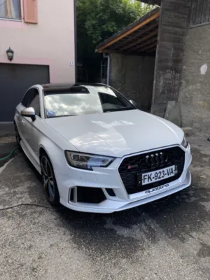 Réalisation du nettoyage complet intérieur et extérieur d'une Audi RS3 à Lyon : poussière, traces de route et dépôts légers sur la carrosserie et les jantes