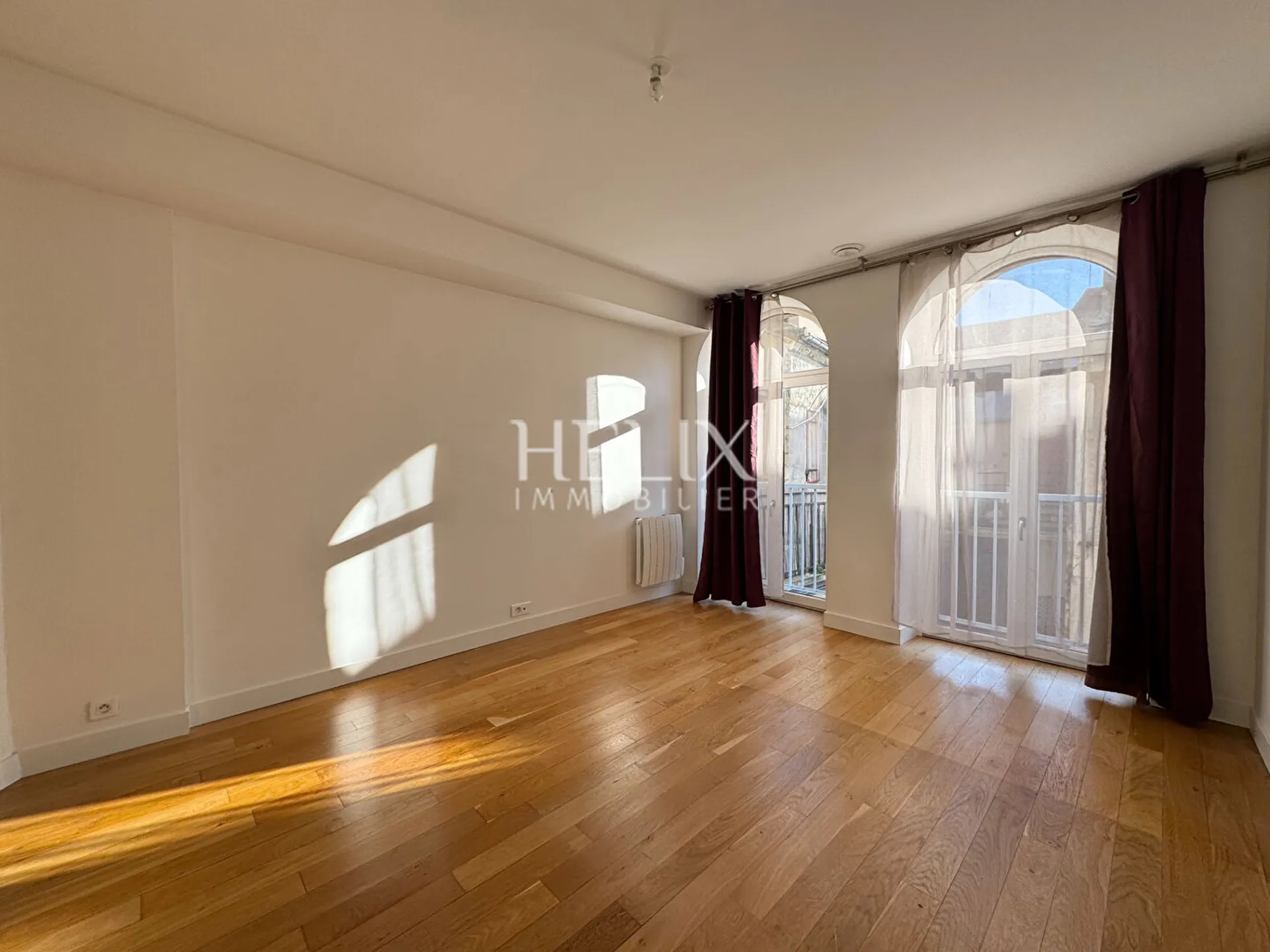 A louer bel appartement 4 pièces de 91,34 M2 avec un balcon de 6 M2 à deux pas de la place du marché, 5 minutes du RER.
