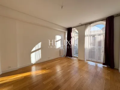 A louer bel appartement 4 pièces de 91,34 M2 avec un balcon de 6 M2 à deux pas de la place du marché, 5 minutes du RER.