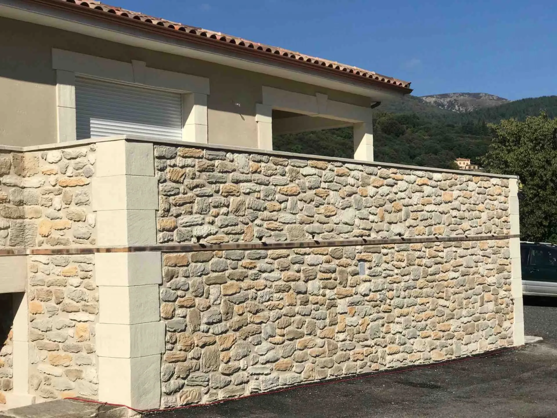 facade en pierre taillée  avec torchis gratté à l’ancienne à Prémian entre Saint-Pons-de-Thomières et Olargues dans les Hauts Cantons Heraultais